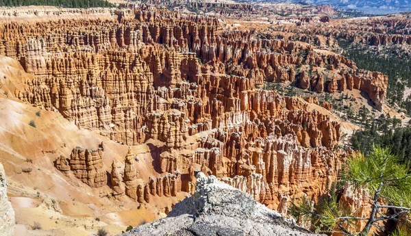 Velké věže daleko vytesané erozí v bryce canyon národní par — Stock fotografie