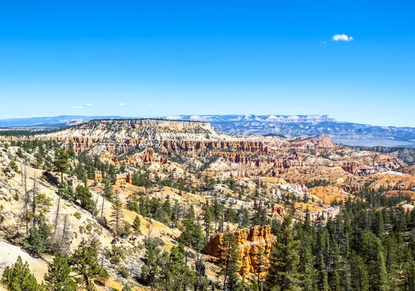 Büyük kuleler uzağa erozyon bryce canyon Ulusal par tarafından oyulmuş. — Stok fotoğraf