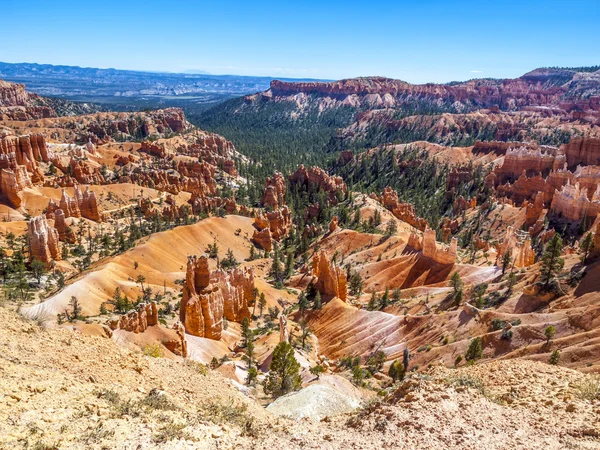 Velké věže daleko vytesané erozí v bryce canyon národní par — Stock fotografie