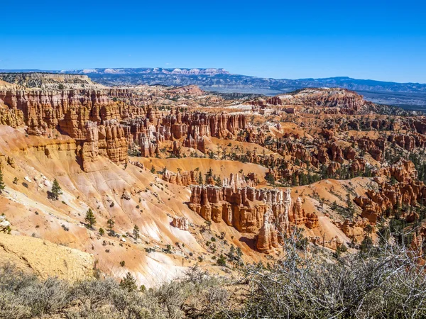 Great spires carved away by erosion in Bryce Canyon National Par — Stock Photo, Image