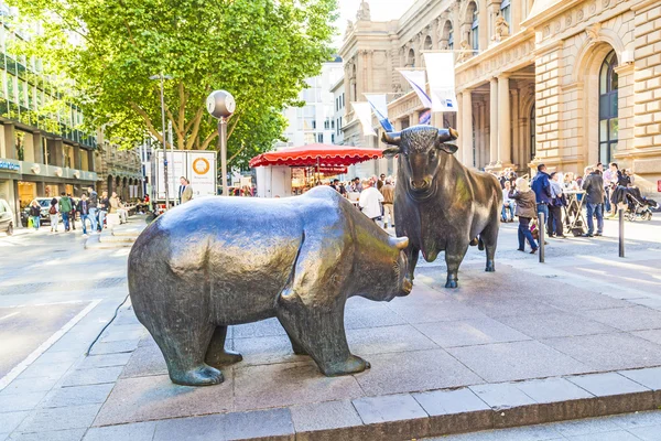 The Bull and Bear Statues at the Frankfurt Stock Exchange i — Stock Photo, Image