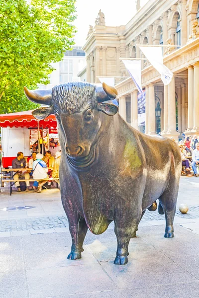 Estátuas da Bull and Bear na Bolsa de Valores de Frankfurt — Fotografia de Stock