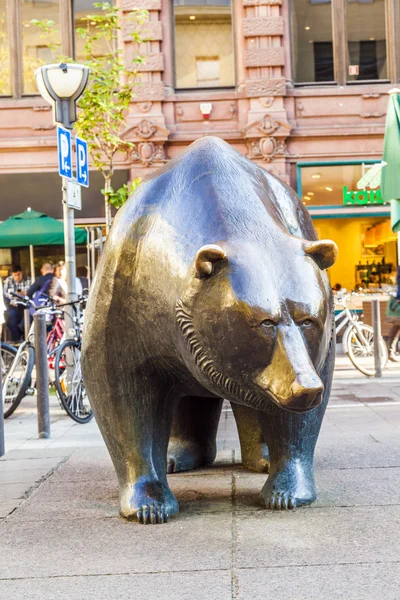 The Bull and Bear Statues at the Frankfurt Stock Exchange i — Stock Photo, Image