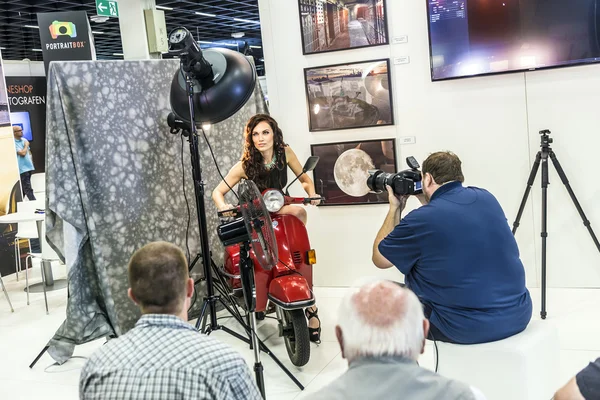 Photo shooting to demonstrate flash light — Stock Photo, Image