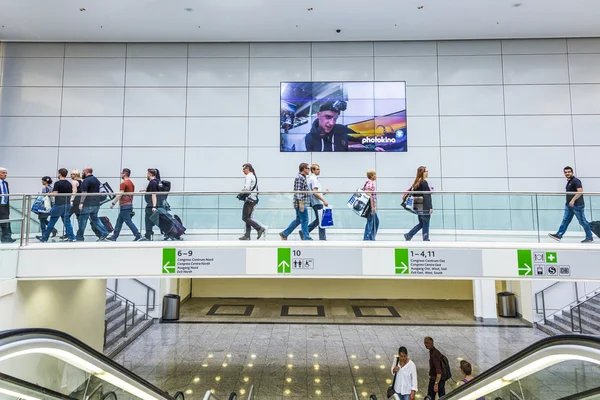 As pessoas visitam photokina em Colônia, Alemanha — Stock Fotó