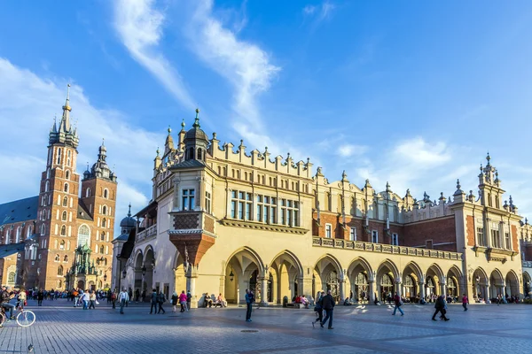 Pessoas na praça principal do mercado perto de Sukiennice, Cloth Hall — Fotografia de Stock