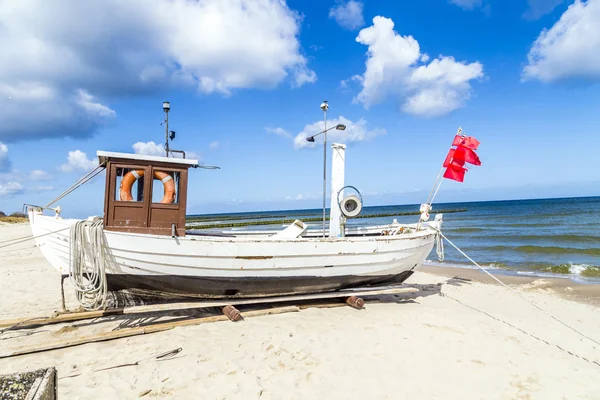 Bateaux de pêcheurs à la plage de la mer Baltique — Photo