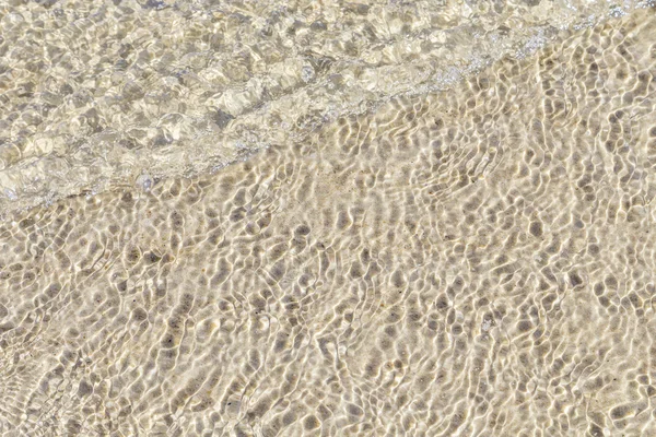 Modello di acqua presso la spiaggia di sabbia — Foto Stock