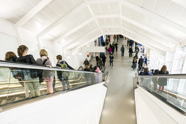 Dia público para Frankfurt Feira do livro, visitantes dentro do salão — Fotografia de Stock