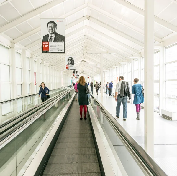 Dia público para Frankfurt Feira do livro, visitantes dentro do salão — Fotografia de Stock