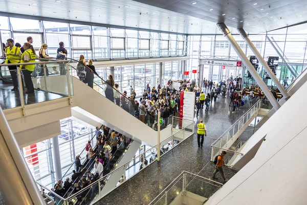 Public day for Frankfurt Book fair, visitors inside the hall — Stock Photo, Image