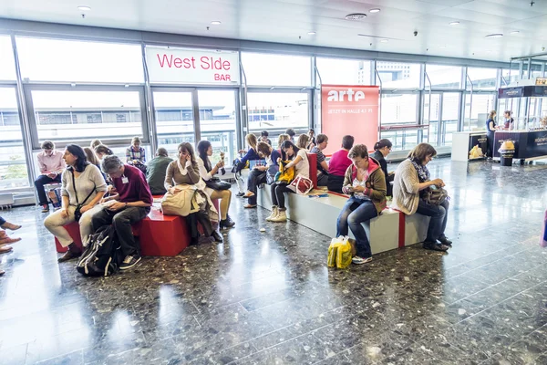 Dia público para Frankfurt Feira do livro, visitantes dentro do salão — Fotografia de Stock