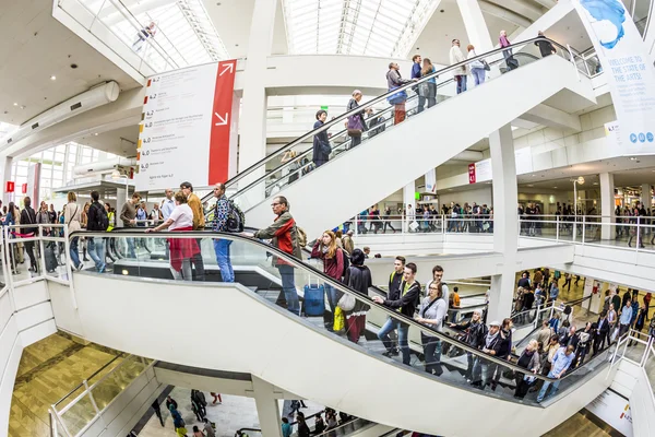 Giornata pubblica per Francoforte Fiera del libro, i visitatori all'interno della sala — Foto Stock