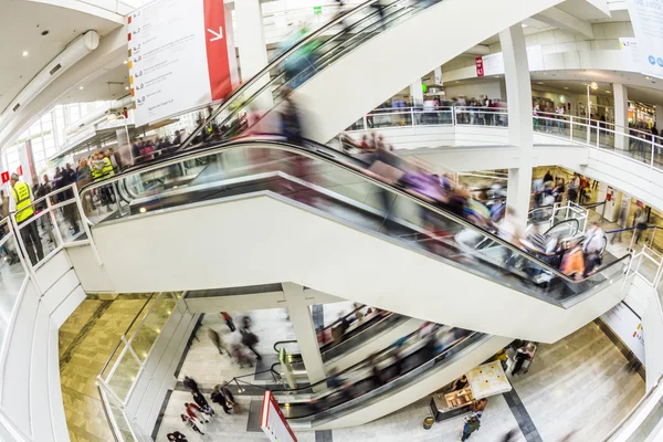 Publieksdag voor frankfurt book fair, bezoekers in de zaal — Stockfoto