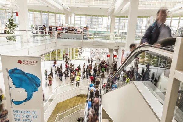 Offentliga dag för frankfurt book fair, besökare inne i hallen — Stockfoto