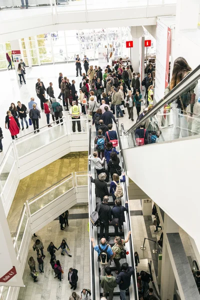 Public day for Frankfurt Book fair, visitors inside the hall — Stock Photo, Image