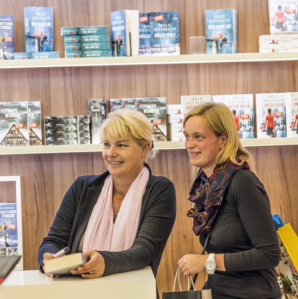 Día público para la Feria del Libro de Frankfurt, los visitantes recibe la firma y —  Fotos de Stock