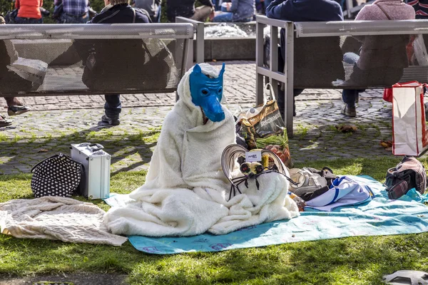 Kleurrijke meisje samengesteld als Manga meisje en poses voor fotografen — Stockfoto