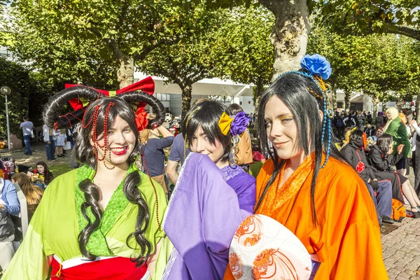 Buntes Mädchen schminkt sich als Manga-Girl und posiert für Fotografen — Stockfoto