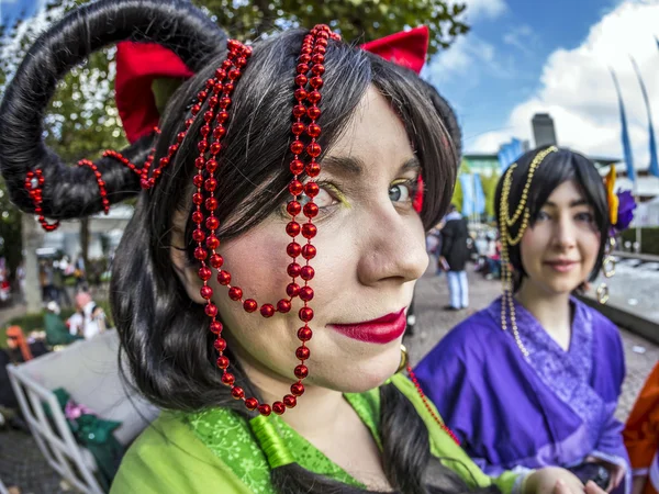 Menina colorida composta como menina Manga e posa para fotógrafos — Fotografia de Stock