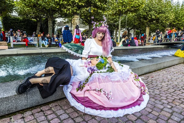 Colorful girl made up as Manga girl and poses for photographers — Stock Photo, Image