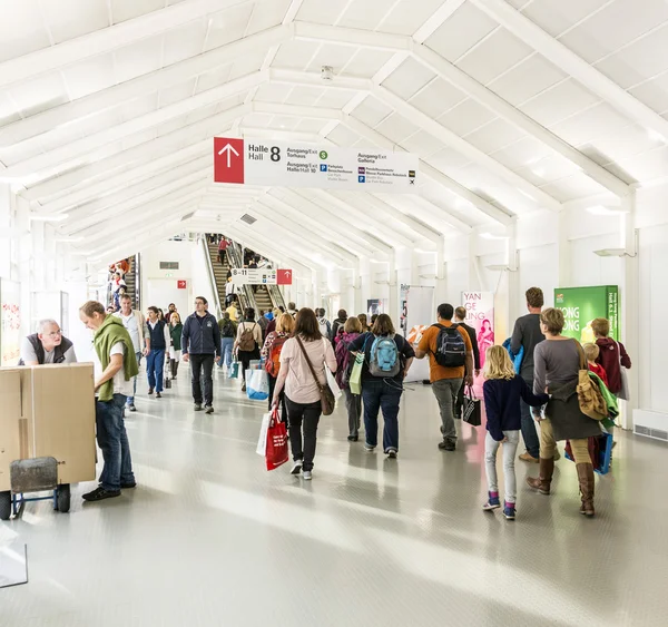 Offentliga dag för frankfurt book fair, besökare inne i hallen — Stockfoto