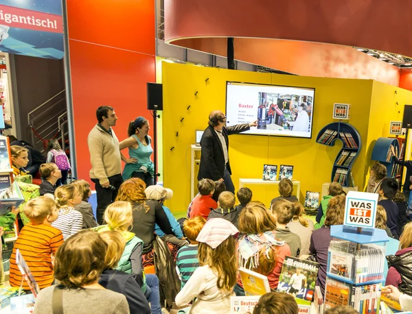 Moderator explains to children the curiosity roboter project — Stock Photo, Image