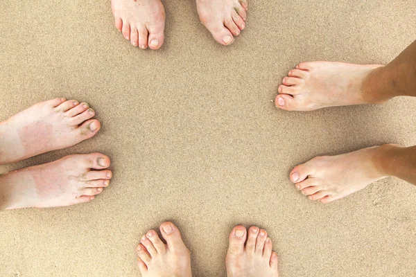 Voeten van familie op het strand — Stockfoto