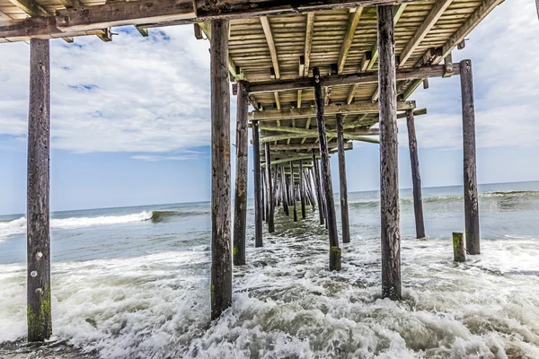 Strand met oude houten pier — Stockfoto