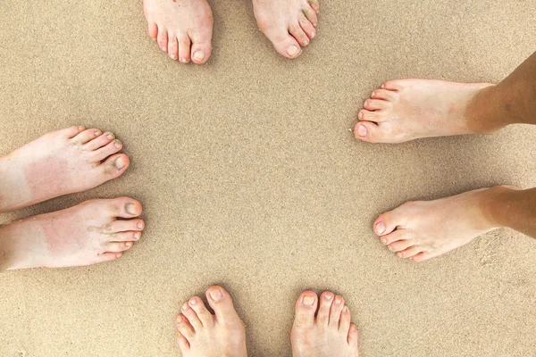 Pies de familia en la playa —  Fotos de Stock
