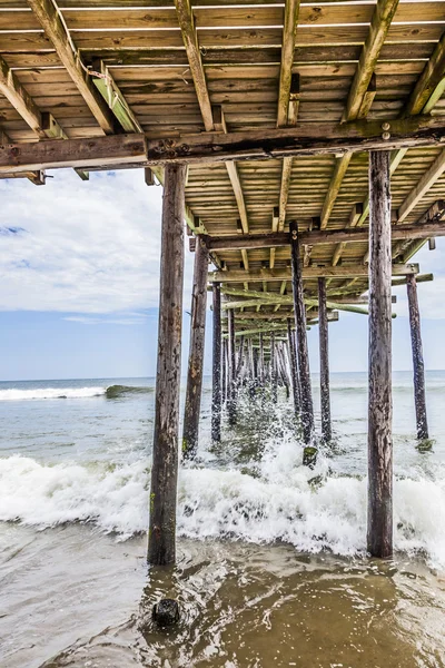 Παραλία με παλιά ξύλινη προβλήτα — Φωτογραφία Αρχείου