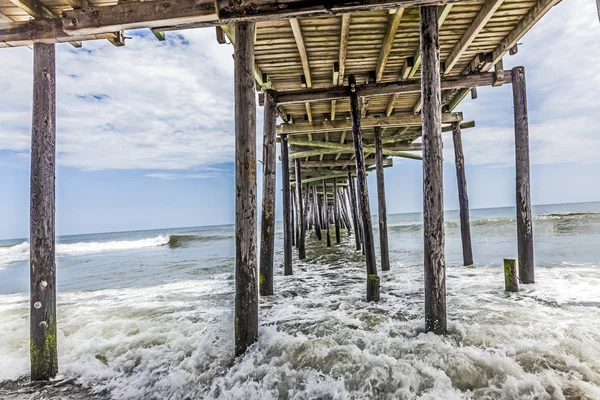 Pláž se starým dřevěným mola — Stock fotografie