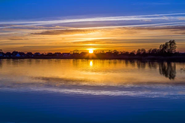 水面に映るとツィノヴィッツの夕日 — ストック写真