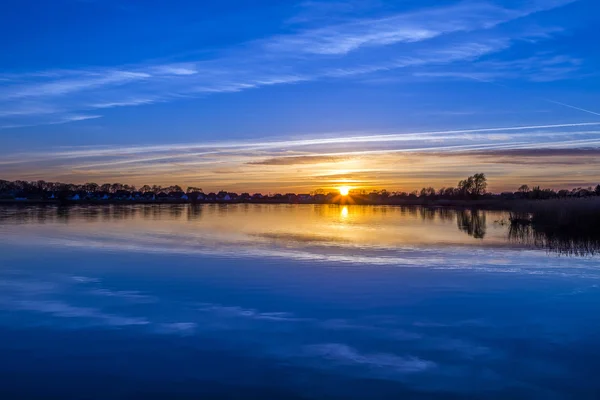 Solnedgång i Zinnowitz med reflektion på vattnet — Stockfoto