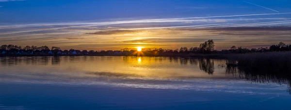 Puesta de sol en Zinnowitz con reflexión sobre el agua — Foto de Stock