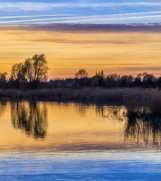 Solnedgång i Zinnowitz med reflektion på vattnet — Stockfoto