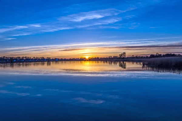 Solnedgång i Zinnowitz med reflektion på vattnet — Stockfoto