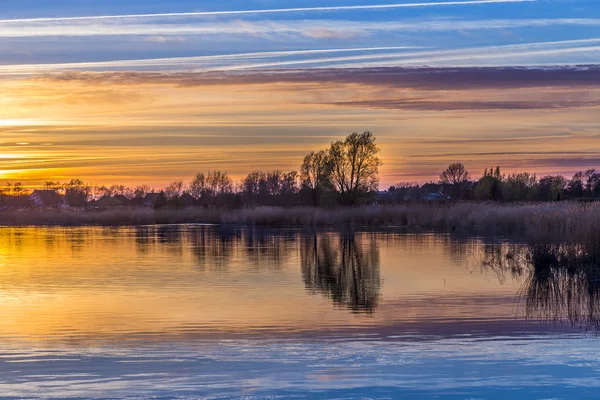 Solnedgång i Zinnowitz med reflektion på vattnet — Stockfoto