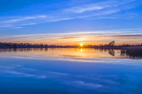 Por do sol em Zinnowitz com reflexão sobre a água — Fotografia de Stock