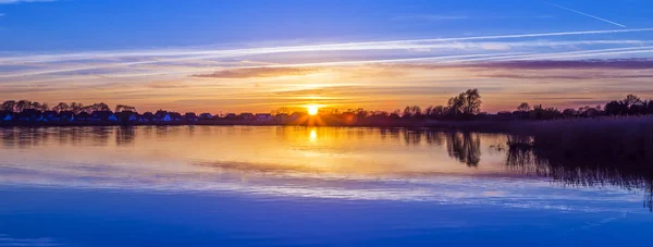 Solnedgång i Zinnowitz med reflektion på vattnet — Stockfoto