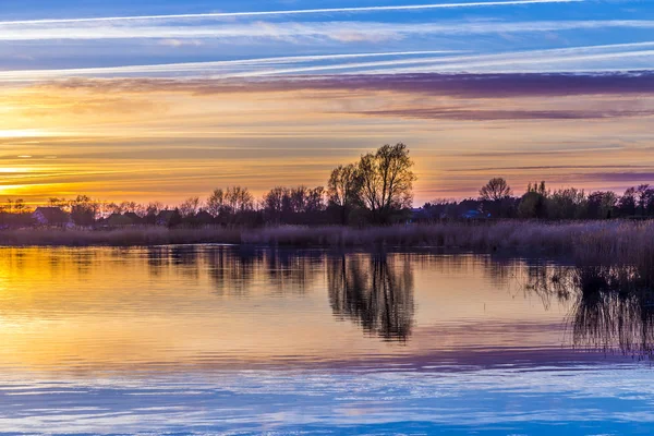 Solnedgång i Zinnowitz med reflektion på vattnet — Stockfoto