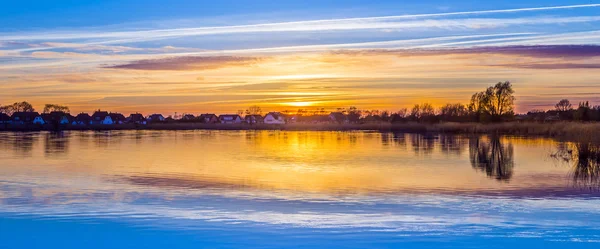 Solnedgång i Zinnowitz med reflektion på vattnet — Stockfoto