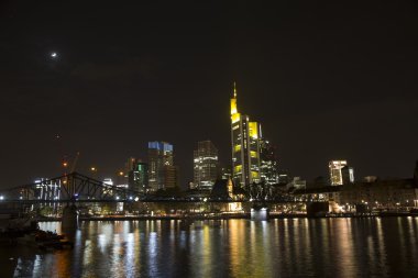 Aydınlatılmış binalar ve Frankfurt gece manzarası