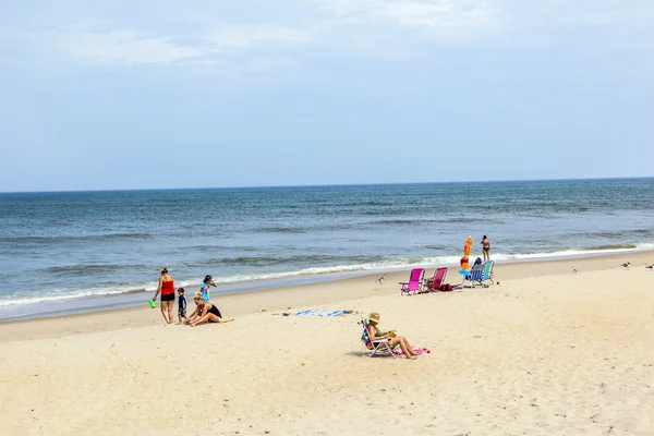 Persone godono la spiaggia — Foto Stock