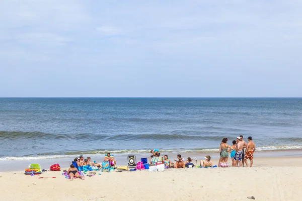 Persone godono la spiaggia — Foto Stock