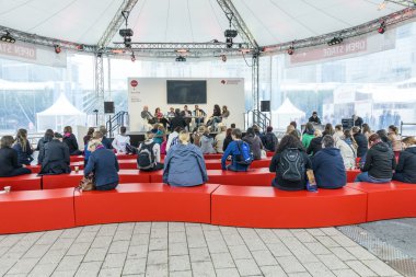Agora aşamada Frankfurt'ta röportaj
