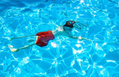 Teen havuzda dalışlar