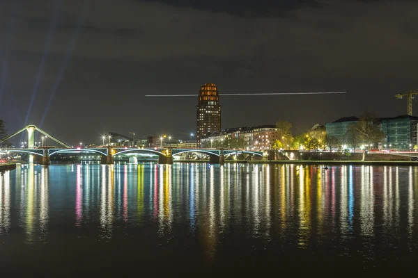 Edifícios iluminados e skyline à noite em Frankfurt — Fotografia de Stock