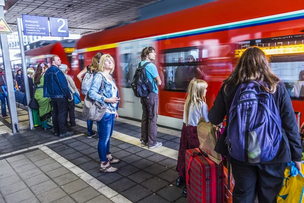 Pessoas entram no metrô na estação Messe em Frankfurt — Fotografia de Stock