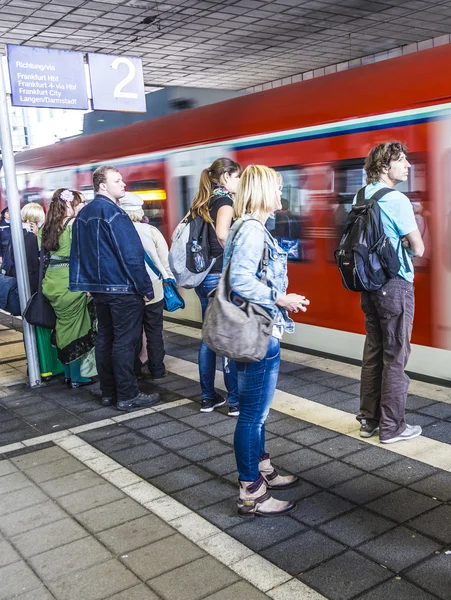 Menschen betreten U-Bahn am Bahnhof Messe in Frankfurt — Stockfoto